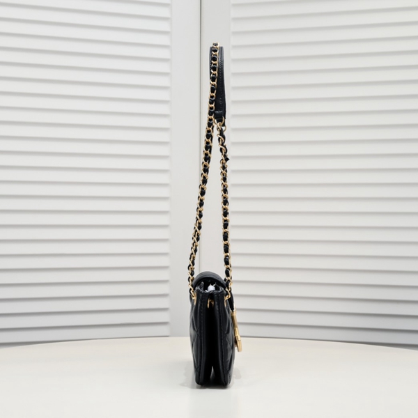 シャネルバッグ背面デザイン